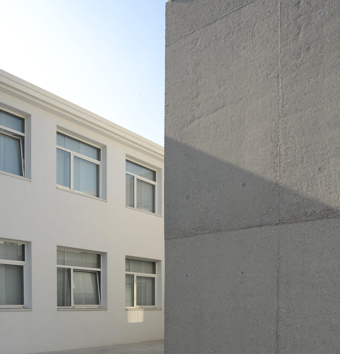 Foto esterni dell’edificio direzionale a Noventa Padovana, progettato da MD41, con accesso moderno e nuova brand identity.