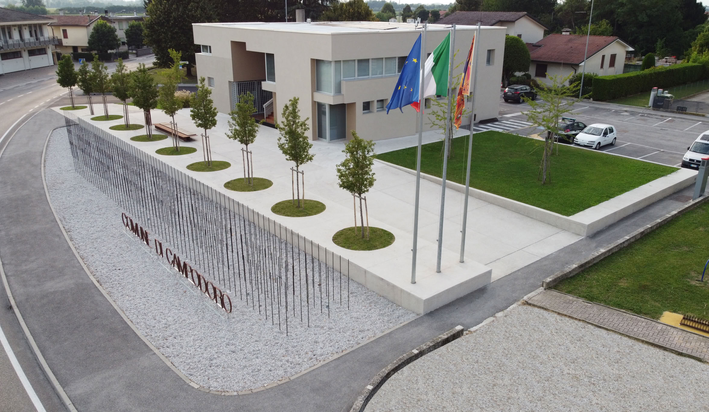 Foto della nuova piazza a Campodoro (PD), progettata da MD41, spazio urbano di 2.000 m² riqualificato come punto d’incontro centrale e accessibile.