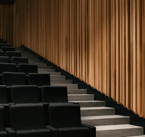 La sala principale, tra le più grandi della provincia, progettata da MD41, è concepita per ospitare una varietà di arti performative grazie a un’acustica calibrata e a una meccanica scenica flessibile. Le pareti in legno di toulipier creano un’atmosfera calda e contemporanea, mentre le dimensioni generose dello spazio teatrale offrono al pubblico un’esperienza immersiva e coinvolgente.