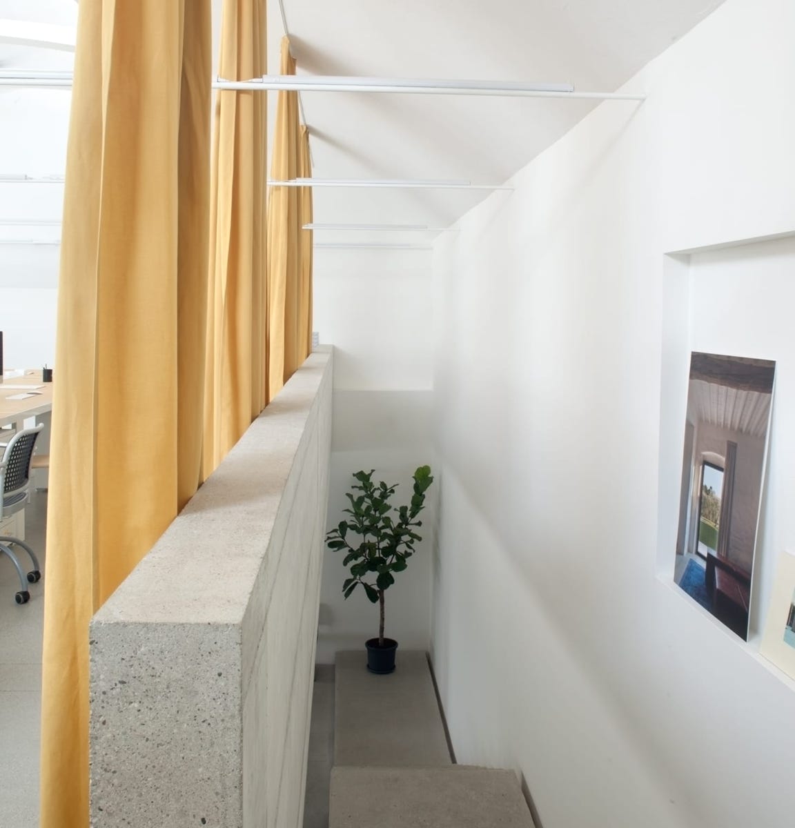 Foto interni della sede MIDE architetti, firmati da MD41, open-space luminoso su 2 piani che valorizza materiali autentici e design creativo e sostenibile.