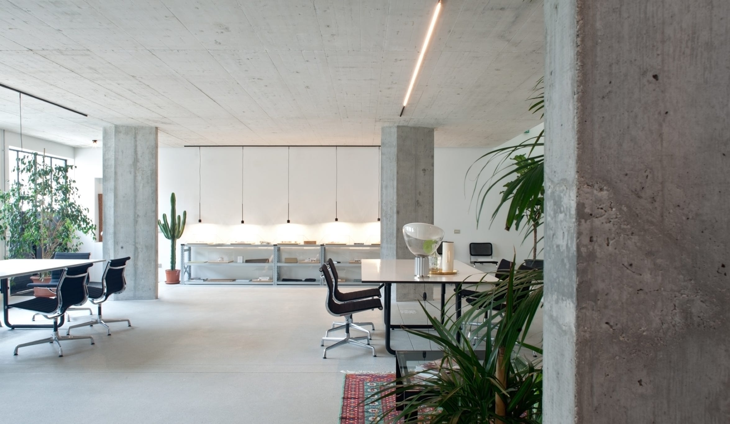 Foto interni della sede MIDE architetti, firmati da MD41, open-space luminoso su 2 piani che valorizza materiali autentici e design creativo e sostenibile.