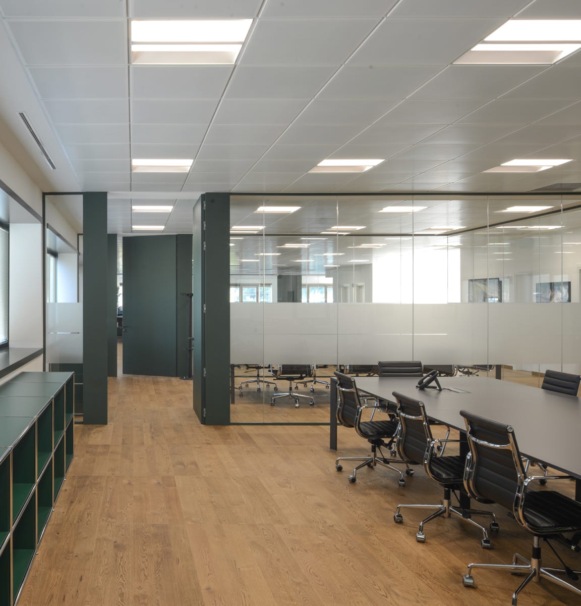 Foto interni del blocco uffici MION Labels a Torreglia (PD), firmato da MD41, con spazi flessibili e finiture in linea con l’headquarter.