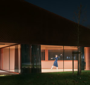 Il Teatro Auditorium di Albignasego, progettato dallo studio MD41, rappresenta un nuovo punto di riferimento culturale per la città. L’edificio interpreta in chiave contemporanea la memoria dei casolari locali e si inserisce armoniosamente nel contesto urbano e paesaggistico. Pensato come spazio polifunzionale, ospita eventi culturali, sociali e comunitari, trasformando l’architettura in un luogo dinamico, inclusivo e aperto alla partecipazione quotidiana della comunità.