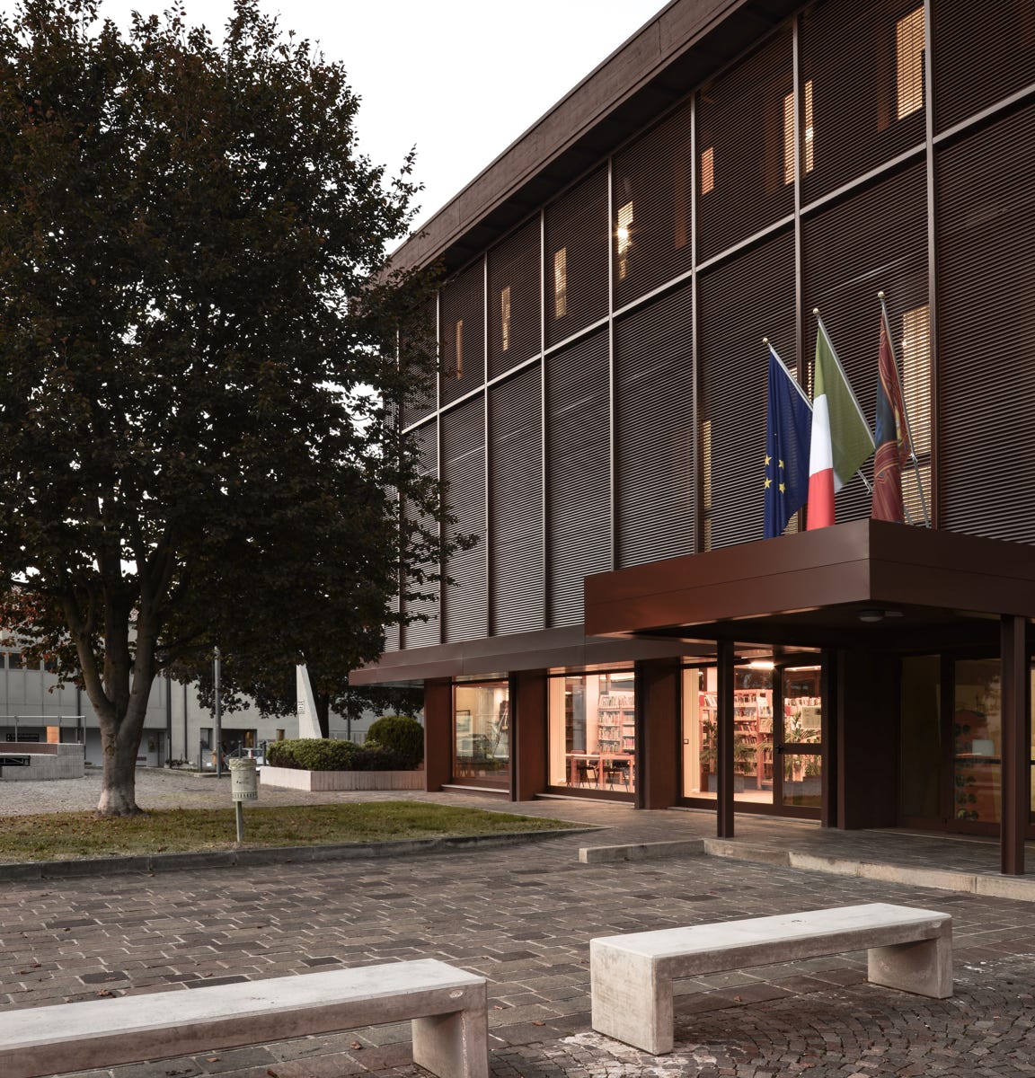 Foto esterni del municipio di Mestrino (PD), progettato da MD41, ristrutturato con facciate in acciaio e ampie vetrate al piano terra.