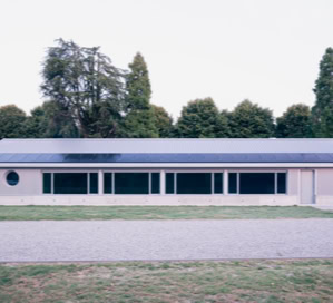Mensa scolastica pubblica a Villa del Conte (Padova), realizzata per il Comune a servizio del plesso scolastico, con ampie vetrate, copertura a falde e pannelli fotovoltaici.