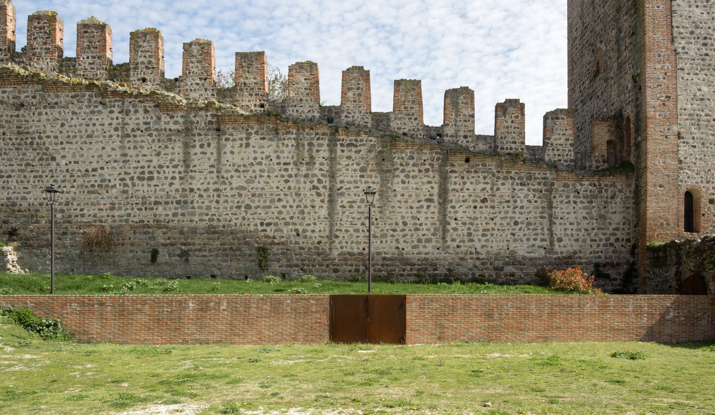 Foto percorsi esterni del Castello di Este (PD), progettati da MD41, con muri a contenimento e box in acciaio corten integrati nel contesto storico.