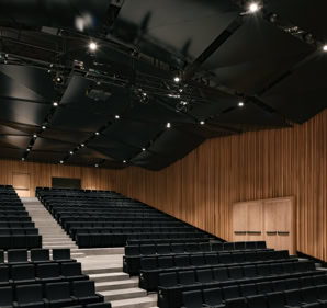 La sala principale, tra le più grandi della provincia, progettata da MD41, è concepita per ospitare una varietà di arti performative grazie a un’acustica calibrata e a una meccanica scenica flessibile. Le pareti in legno di toulipier creano un’atmosfera calda e contemporanea, mentre le dimensioni generose dello spazio teatrale offrono al pubblico un’esperienza immersiva e coinvolgente.