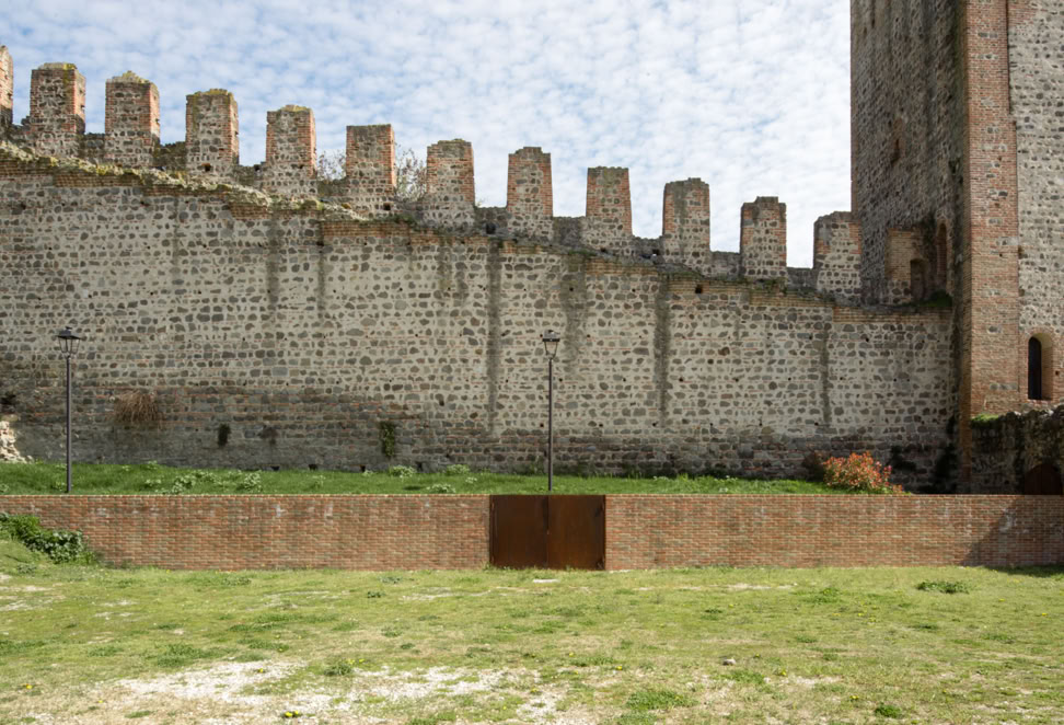Il progetto ha riguardato le sistemazioni esterne dell’area del castello di Este, nuovi muri a contenimento dei percorsi hanno ridefinito le zone.