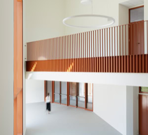 Foto interni del progetto a Pove del Grappa (VI), firmati da MD41, spazi didattici moderni e funzionali con viste panoramiche e design sostenibile NZEB.