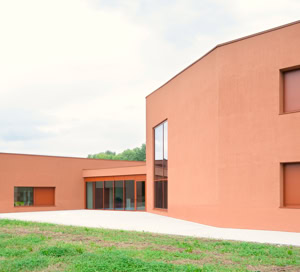 Foto esterni del progetto a Pove del Grappa (VI), progettato da MD41 e Sinergo, edificio su 2 piani con aule e spazi pubblici integrati nel contesto storico e naturale.