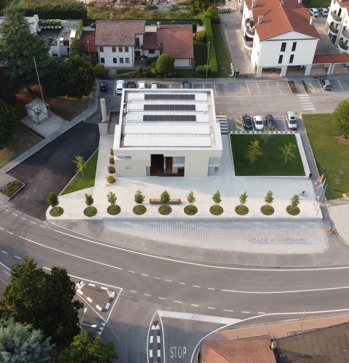 Foto aerea della nuova piazza a Campodoro (PD), progettata da MD41, spazio urbano di 2.000 m² riqualificato come punto d’incontro centrale e accessibile.
