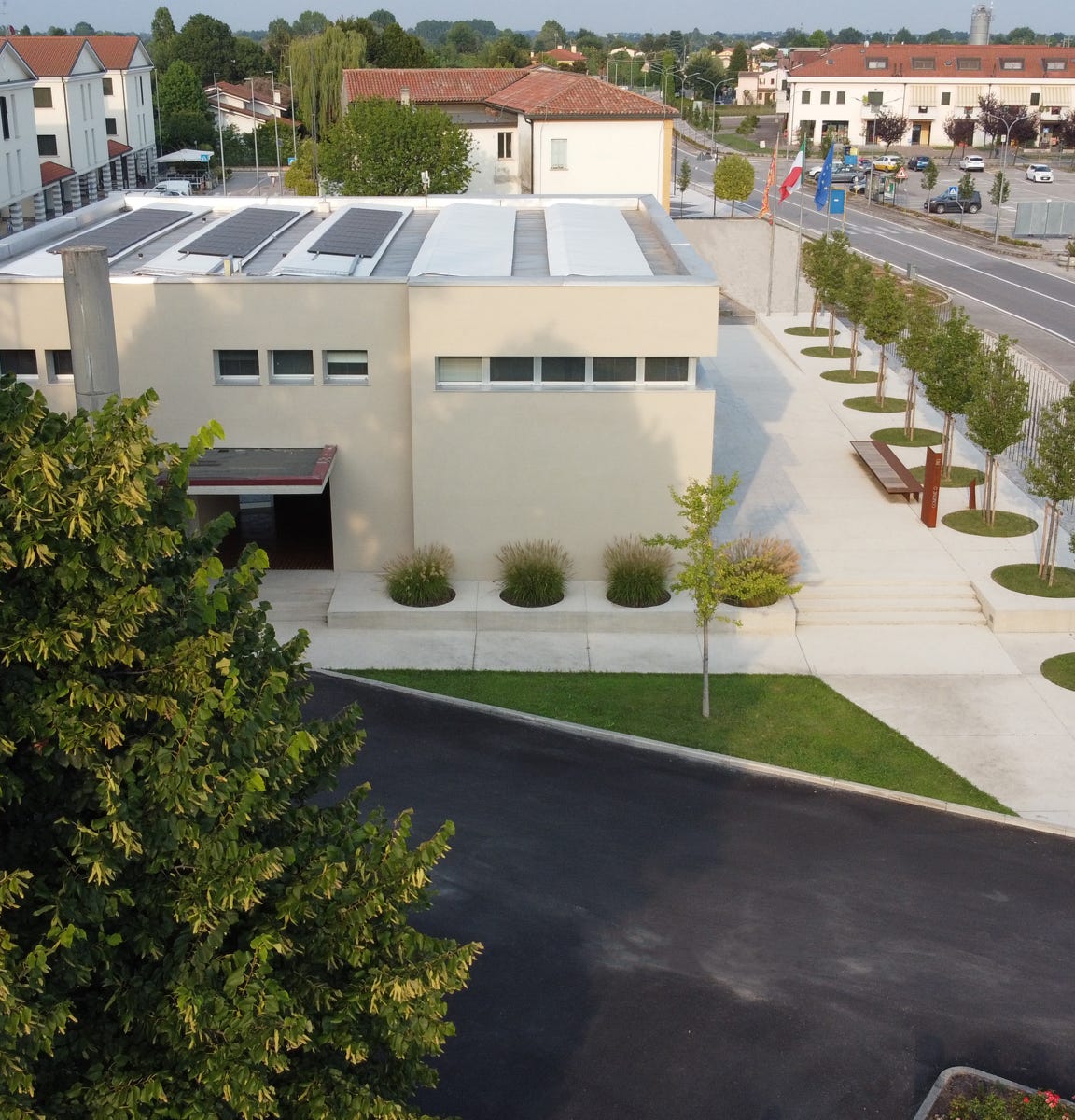 Foto aerea della nuova piazza a Campodoro (PD), progettata da MD41, spazio urbano di 2.000 m² riqualificato come punto d’incontro centrale e accessibile.