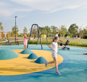 Il progetto dello studio MD41 si estende oltre l’edificio, integrandosi con il parco pubblico circostante. Attraverso l’uso di specie autoctone e percorsi che valorizzano la continuità con il paesaggio, il parco diventa un elemento narrativo del progetto, rafforzando il legame tra architettura e natura e offrendo alla comunità uno spazio aperto, sostenibile e accogliente.