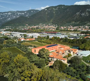 Foto esterni del progetto a Pove del Grappa (VI), progettato da MD41 e Sinergo, edificio su 2 piani con aule e spazi pubblici integrati nel contesto storico e naturale.