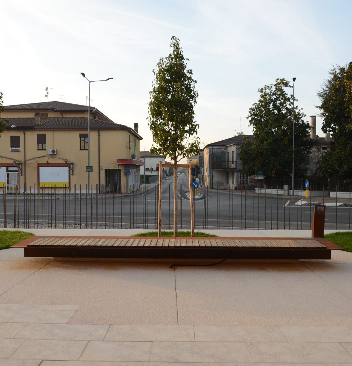 Foto dettaglio della nuova piazza a Campodoro (PD), progettata da MD41, spazio urbano di 2.000 m² riqualificato come punto d’incontro centrale e accessibile.