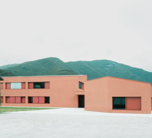 Foto esterni del progetto a Pove del Grappa (VI), progettato da MD41 e Sinergo, edificio su 2 piani con aule e spazi pubblici integrati nel contesto storico e naturale.