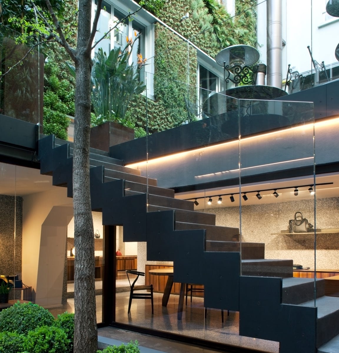 Foto esterni dello showroom Gianni Chiarini a Milano, progettato da MD41, con ingresso distintivo e design minimale in contesto urbano.