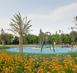 Il progetto dello studio MD41 si estende oltre l’edificio, integrandosi con il parco pubblico circostante. Attraverso l’uso di specie autoctone e percorsi che valorizzano la continuità con il paesaggio, il parco diventa un elemento narrativo del progetto, rafforzando il legame tra architettura e natura e offrendo alla comunità uno spazio aperto, sostenibile e accogliente.