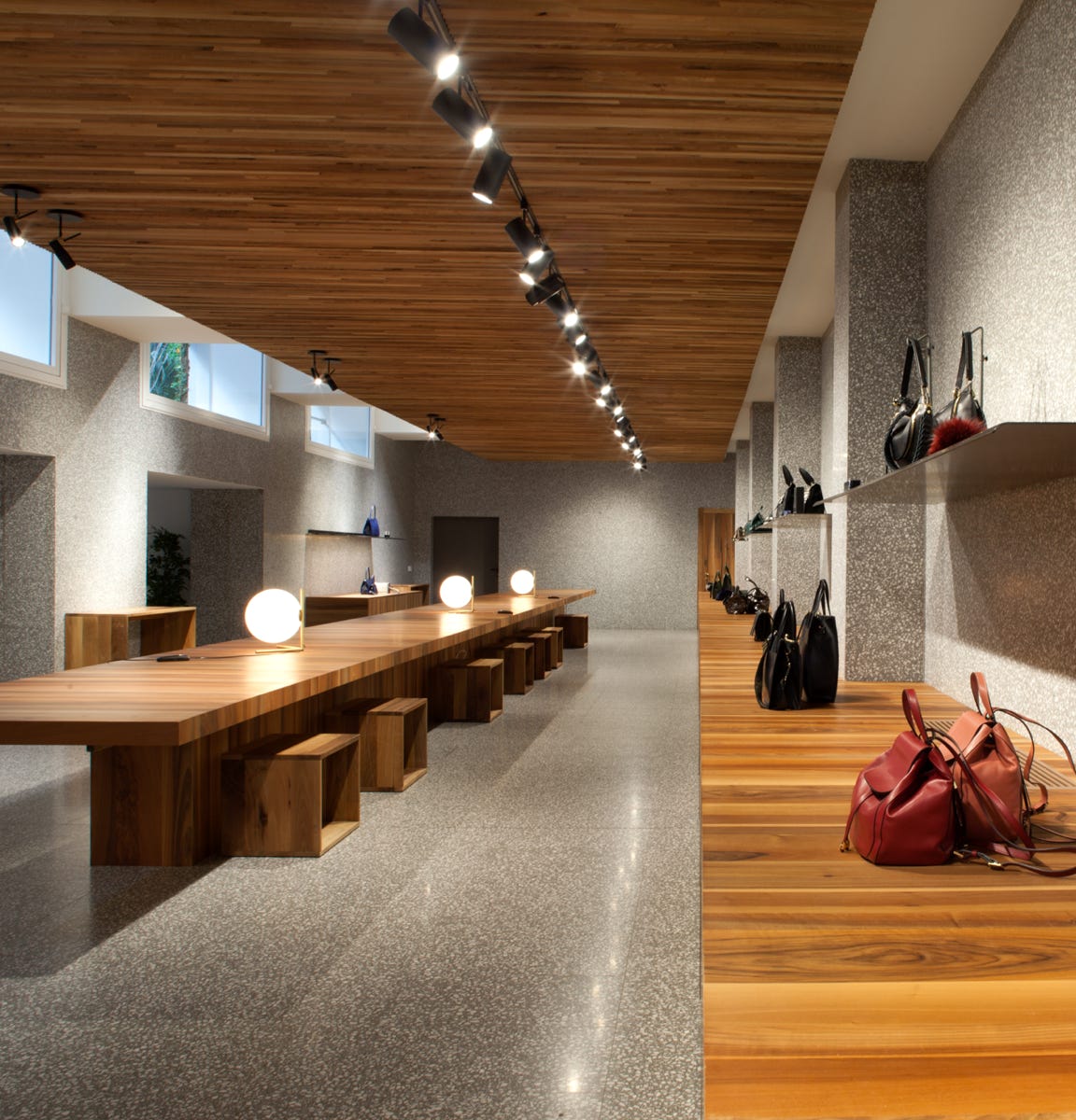 Foto interni dello showroom Gianni Chiarini a Milano, firmati da MD41, spazi espositivi eleganti e materiali selezionati per un ambiente sofisticato.