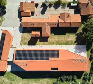 Foto esterni del progetto a Pove del Grappa (VI), progettato da MD41 e Sinergo, edificio su 2 piani con aule e spazi pubblici integrati nel contesto storico e naturale.