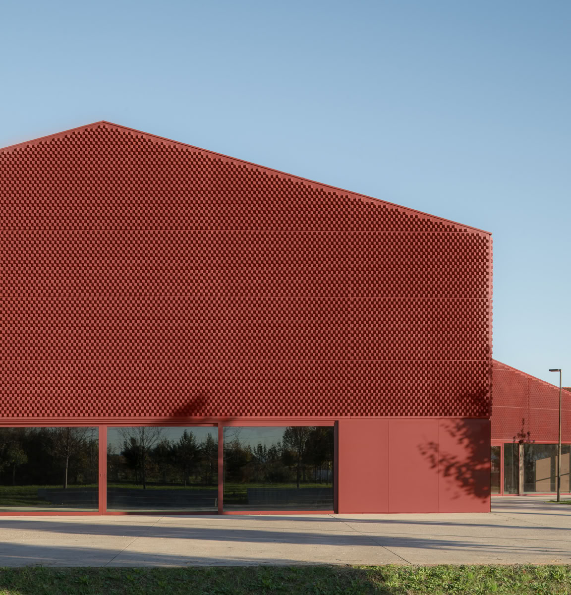 Il Teatro Auditorium di Albignasego, progettato dallo studio MD41, nasce come un edificio contemporaneo che dialoga con la memoria storica dei casolari locali e con il contesto urbano circostante. Integrato armoniosamente tra città e campagna, combina funzionalità culturale e sociale, ospitando spazi polifunzionali, foyer, sale prove e caffetteria, trasformando l’architettura in un luogo vivo e partecipato dalla comunità.