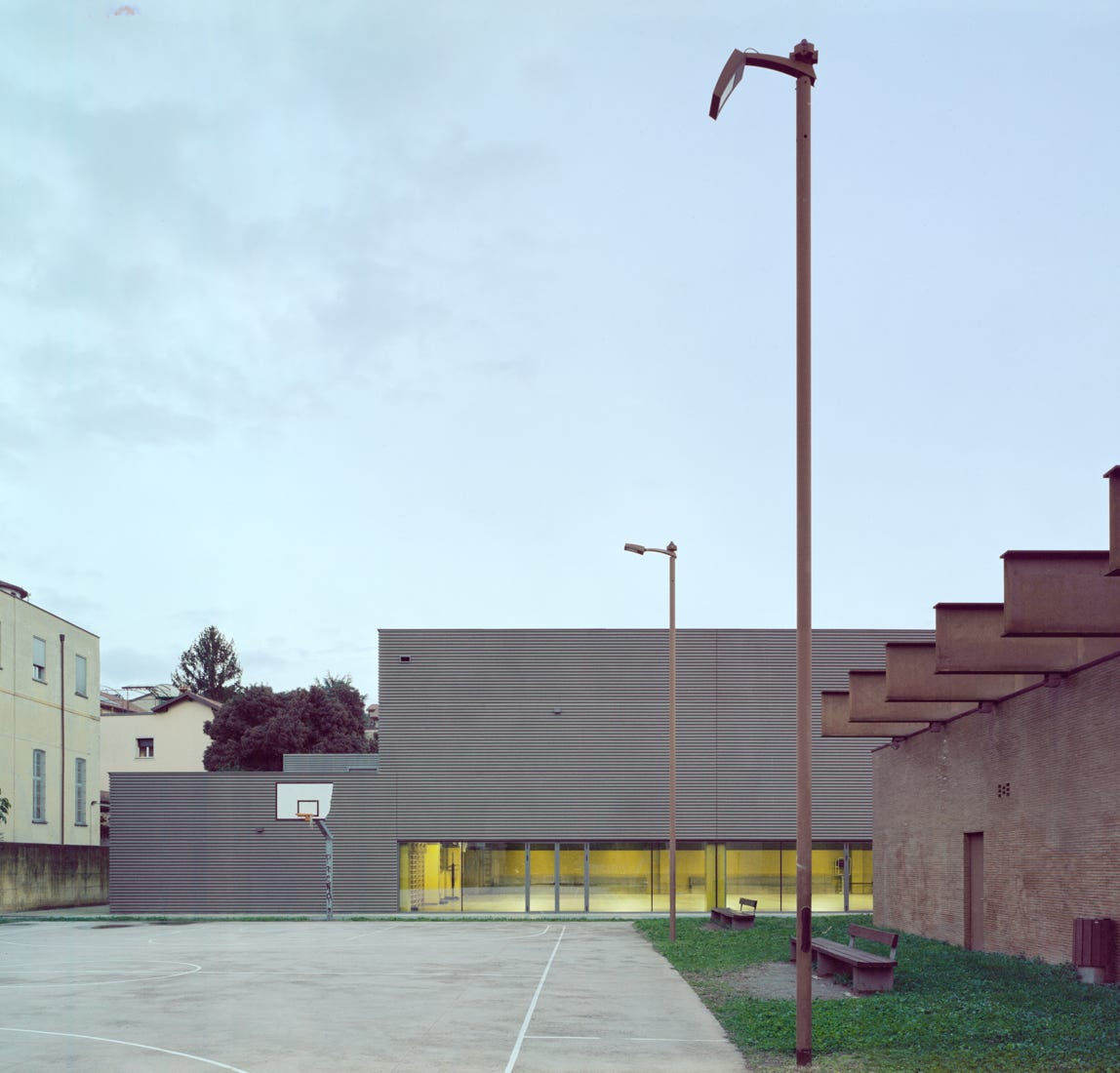 Vista dal campo di basket della palestra scolastica di Merate realizzata dallo studio di MD41