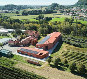 Foto esterni del progetto a Pove del Grappa (VI), progettato da MD41 e Sinergo, edificio su 2 piani con aule e spazi pubblici integrati nel contesto storico e naturale.