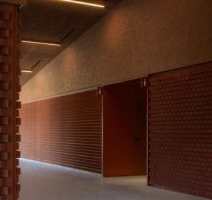 Il Teatro Auditorium di Albignasego, progettato dallo studio MD41, rappresenta un nuovo punto di riferimento culturale per la città. L’edificio interpreta in chiave contemporanea la memoria dei casolari locali e si inserisce armoniosamente nel contesto urbano e paesaggistico. Pensato come spazio polifunzionale, ospita eventi culturali, sociali e comunitari, trasformando l’architettura in un luogo dinamico, inclusivo e aperto alla partecipazione quotidiana della comunità.