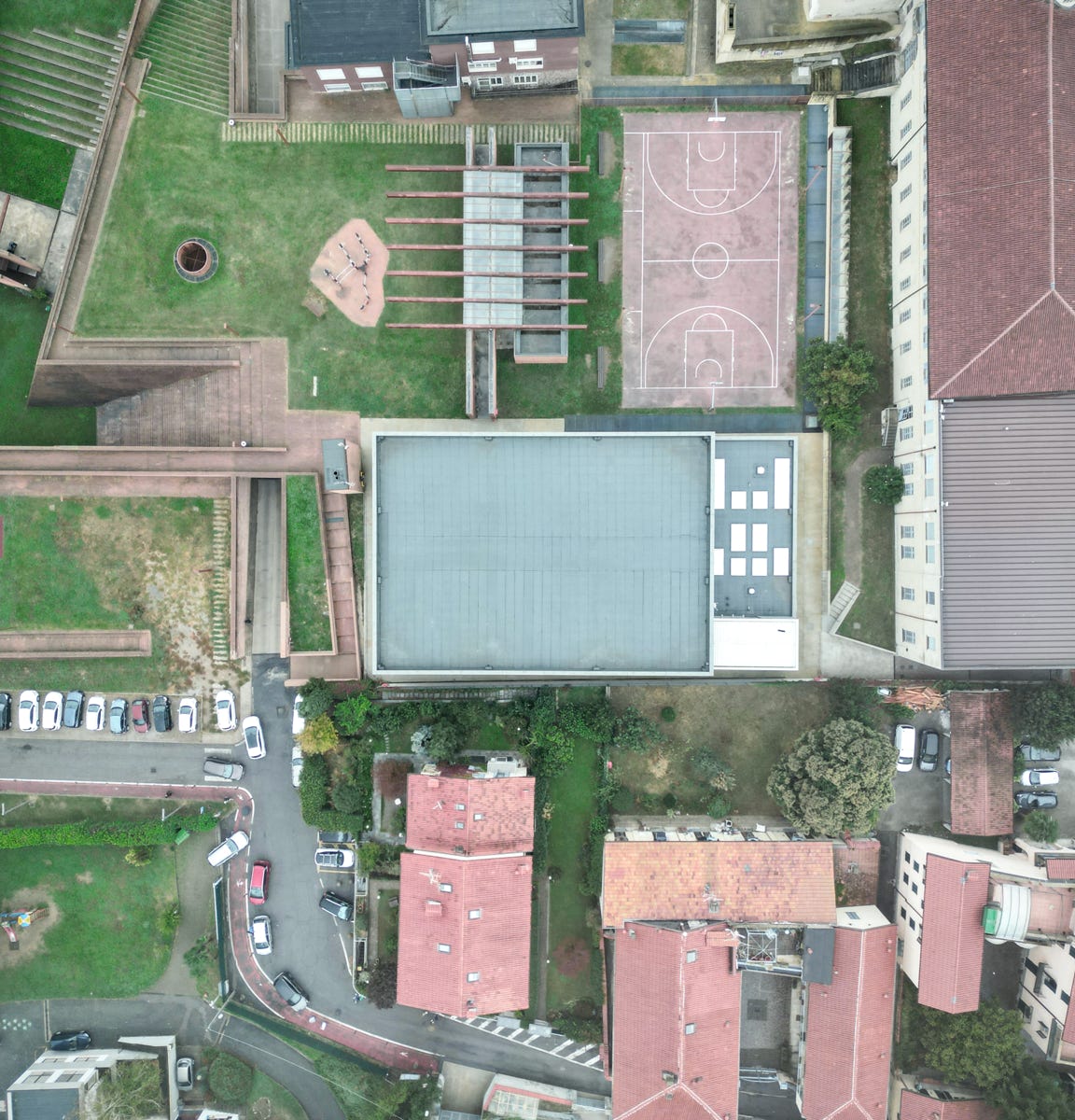 Foto esterni della nuova palestra scolastica a Merate (LC), progettata da MD41, edificio su un piano con grande vetrata e design contemporaneo.