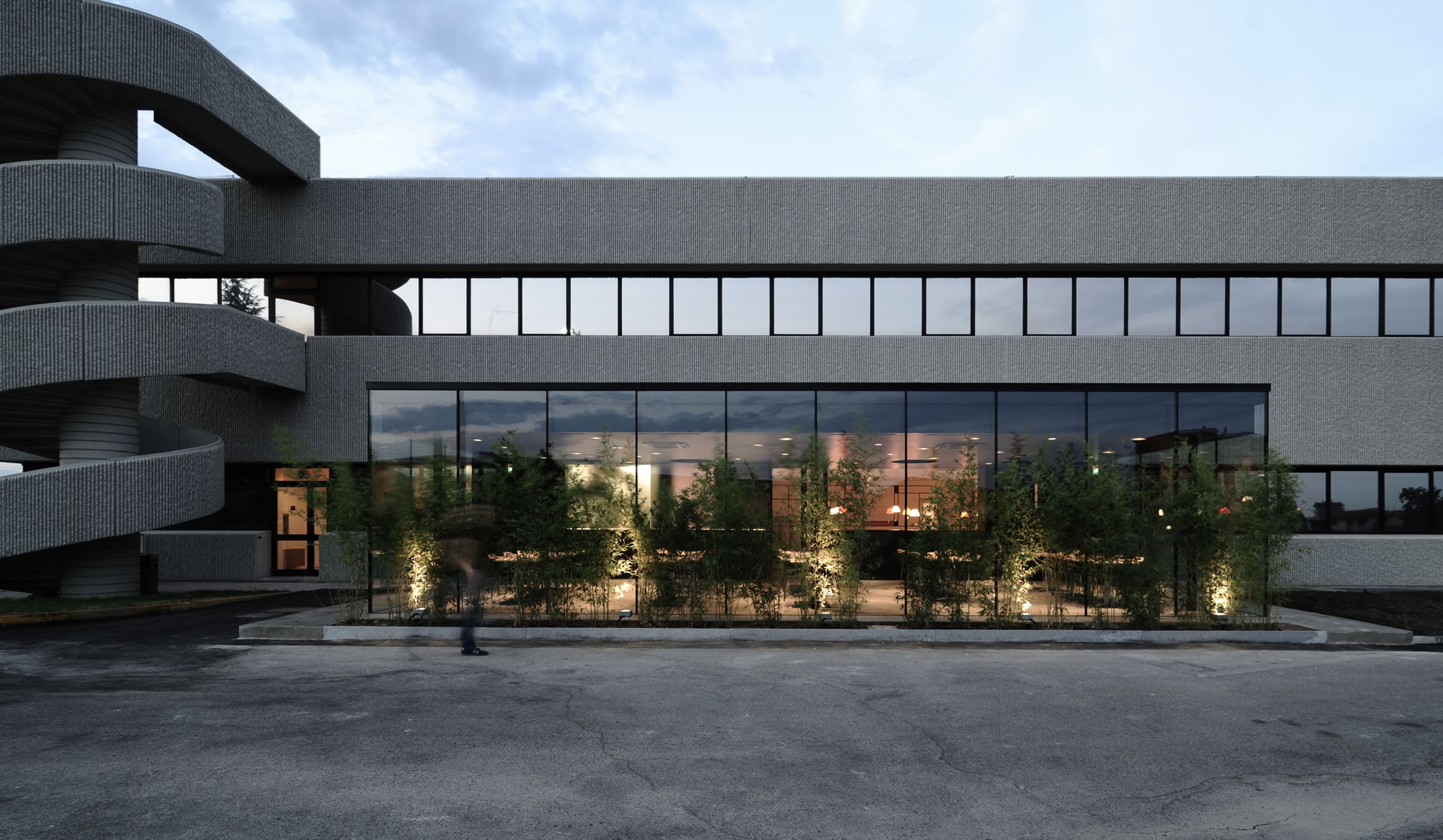 Foto esterni del ristorante aziendale Volvo a Zingonia (BG), progettato da MD41, padiglione minimalista con ampie vetrate e continuità con il paesaggio.