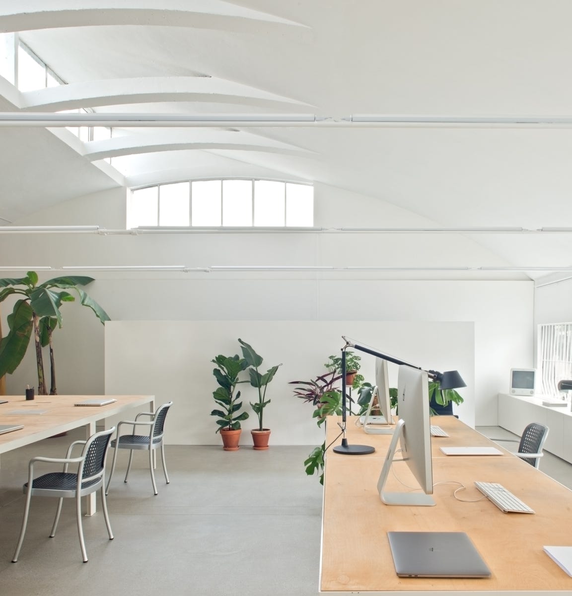 Foto interni della sede MIDE architetti, firmati da MD41, open-space luminoso su 2 piani che valorizza materiali autentici e design creativo e sostenibile.