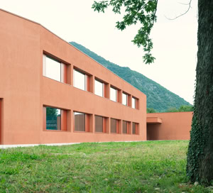 Foto esterni del progetto a Pove del Grappa (VI), progettato da MD41 e Sinergo, edificio su 2 piani con aule e spazi pubblici integrati nel contesto storico e naturale.