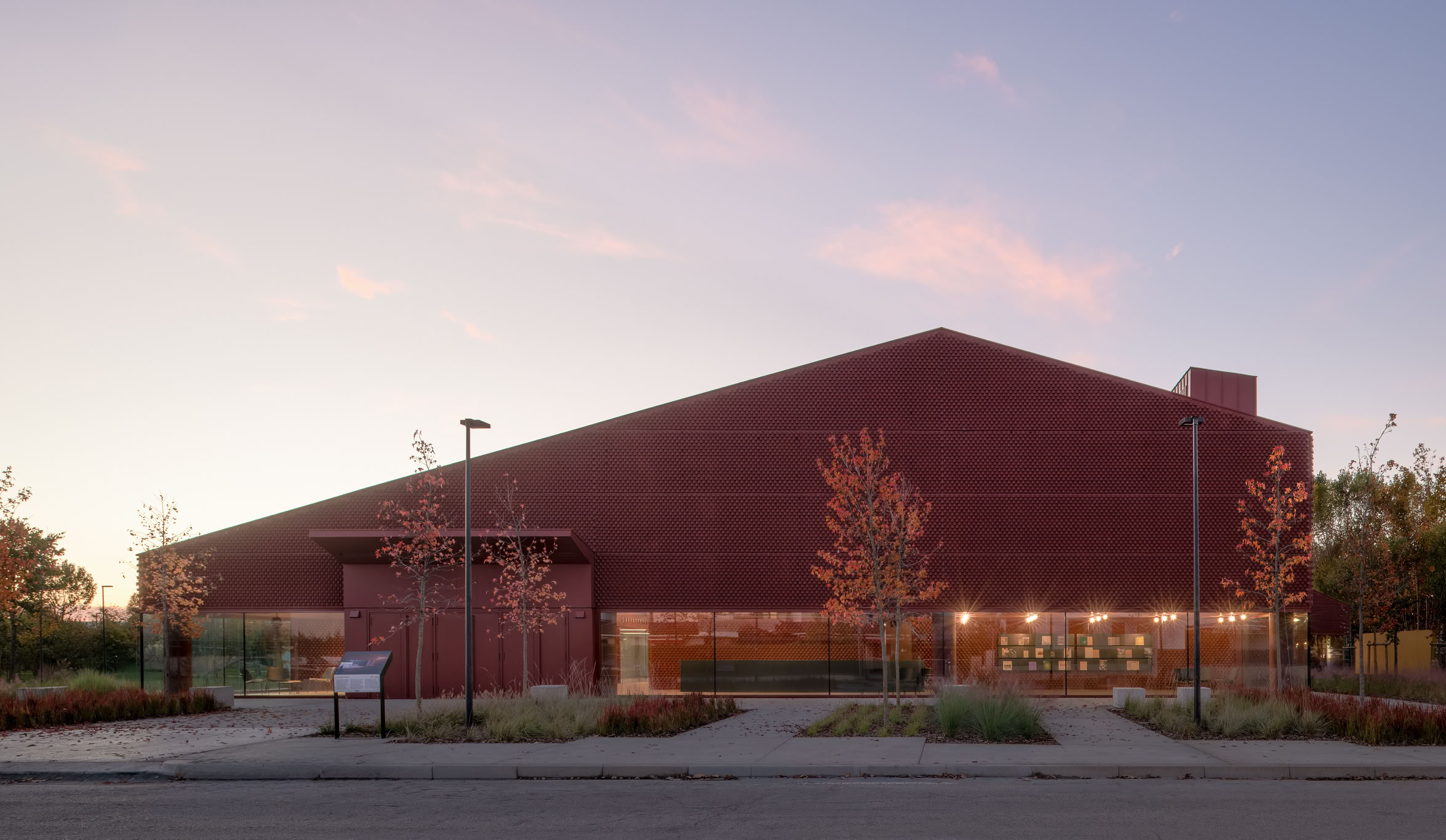 Il Teatro Auditorium di Albignasego, progettato dallo studio MD41, nasce come un edificio contemporaneo che dialoga con la memoria storica dei casolari locali e con il contesto urbano circostante. Integrato armoniosamente tra città e campagna, combina funzionalità culturale e sociale, ospitando spazi polifunzionali, foyer, sale prove e caffetteria, trasformando l’architettura in un luogo vivo e partecipato dalla comunità.