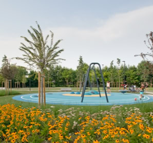 Il progetto dello studio MD41 si estende oltre l’edificio, integrandosi con il parco pubblico circostante. Attraverso l’uso di specie autoctone e percorsi che valorizzano la continuità con il paesaggio, il parco diventa un elemento narrativo del progetto, rafforzando il legame tra architettura e natura e offrendo alla comunità uno spazio aperto, sostenibile e accogliente.