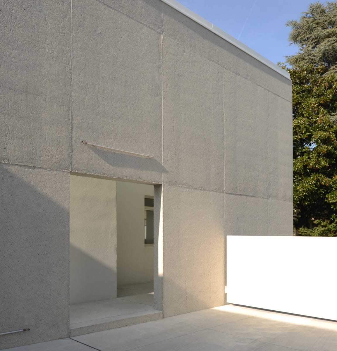 Foto esterni dell’edificio direzionale a Noventa Padovana, progettato da MD41, con accesso moderno e nuova brand identity.