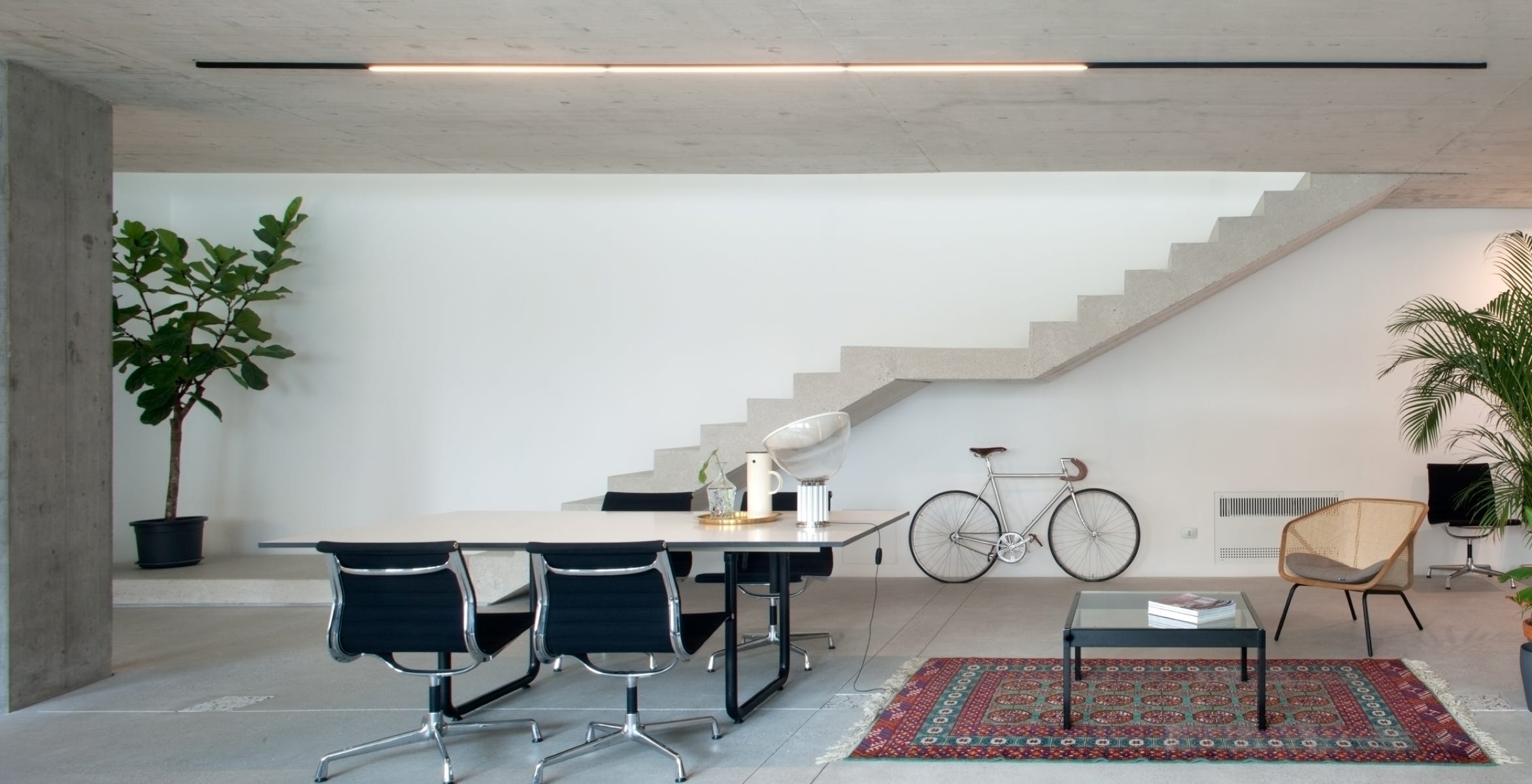 Foto interni della sede MIDE architetti, firmati da MD41, open-space luminoso su 2 piani che valorizza materiali autentici e design creativo e sostenibile.