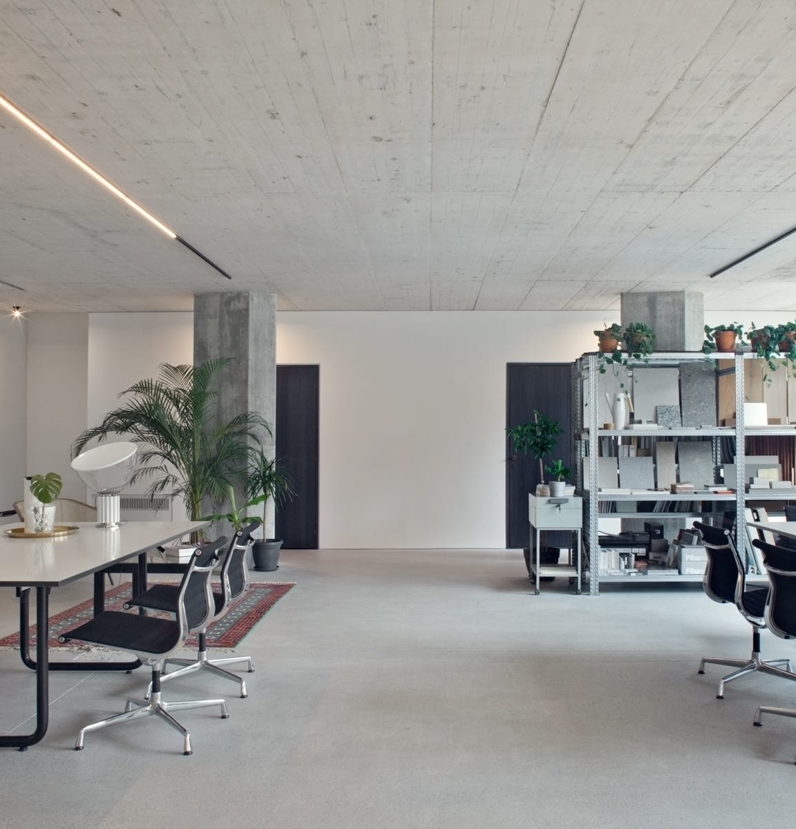 Foto interni della sede MIDE architetti, firmati da MD41, open-space luminoso su 2 piani che valorizza materiali autentici e design creativo e sostenibile.