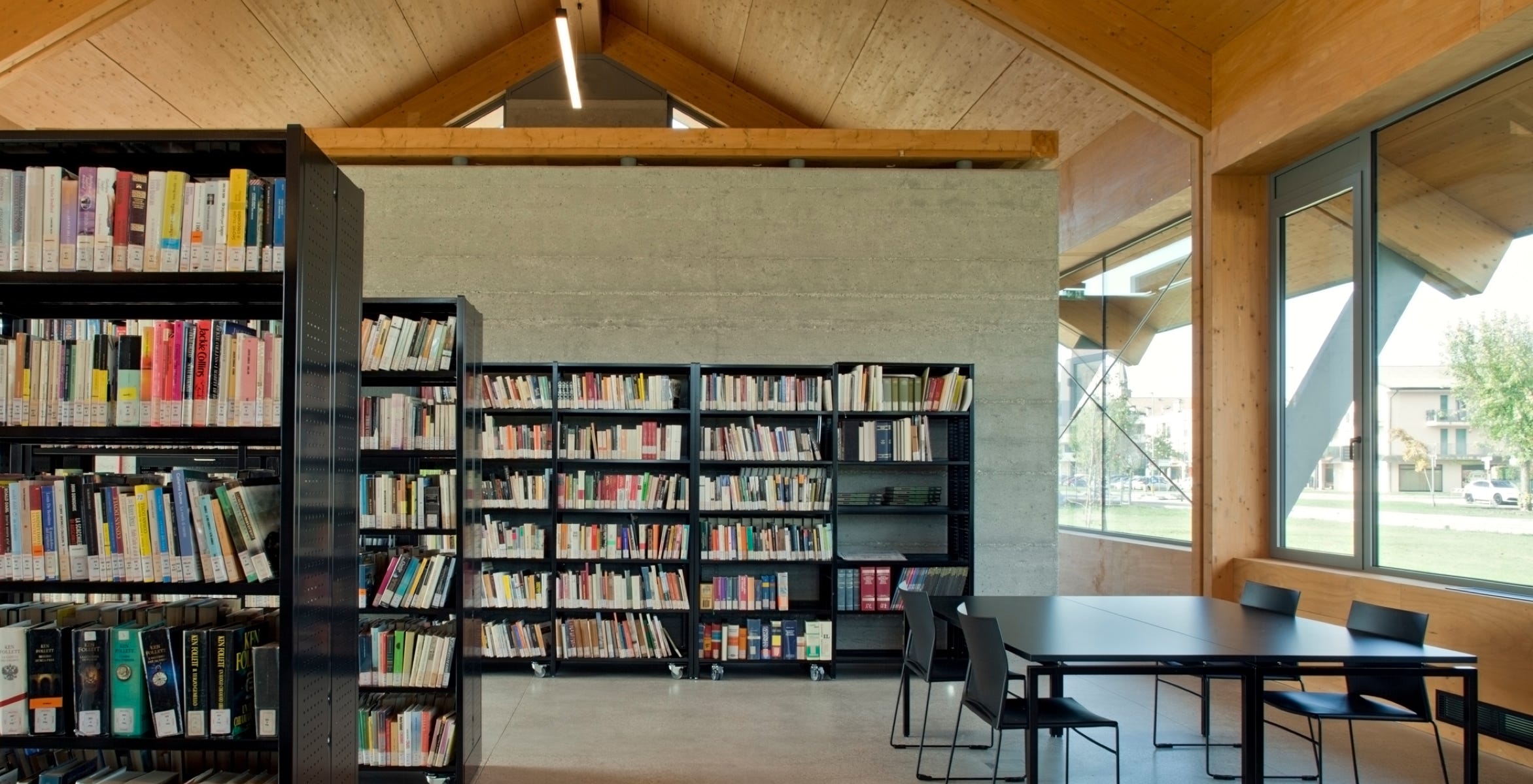 Foto interni della nuova biblioteca a Vegliano (PD), firmati da MD41, spazi accoglienti e luminosi che valorizzano sostenibilità e funzione culturale.