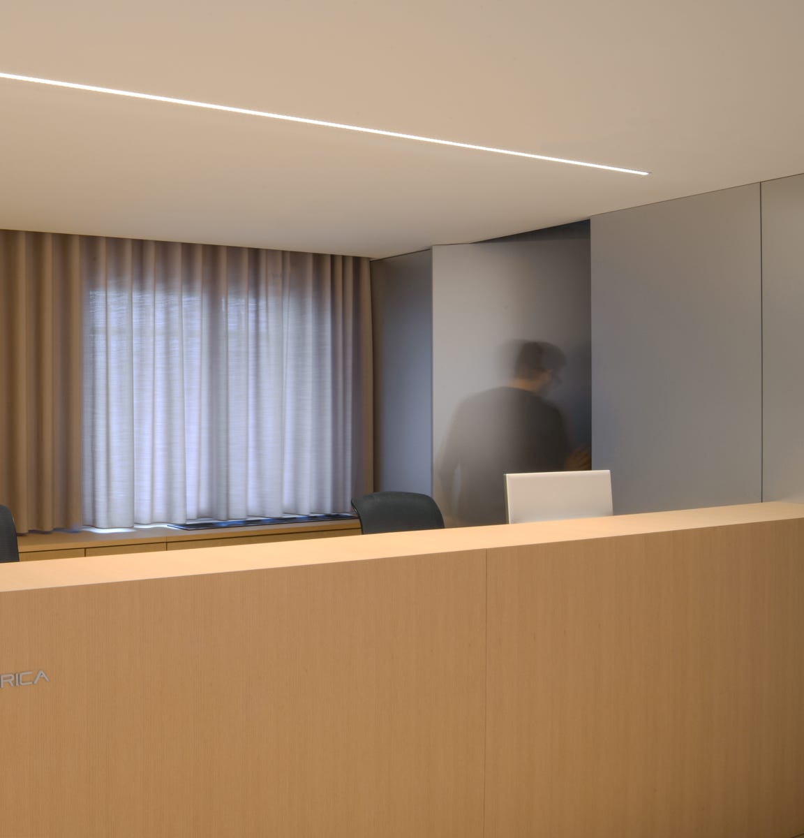 Foto interni degli uffici aziendali a Padova, firmati da MD41, spazi funzionali e contemporanei su 2 piani per esigenze lavorative moderne.
