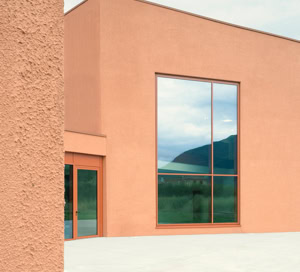 Foto esterni del progetto a Pove del Grappa (VI), progettato da MD41 e Sinergo, edificio su 2 piani con aule e spazi pubblici integrati nel contesto storico e naturale.