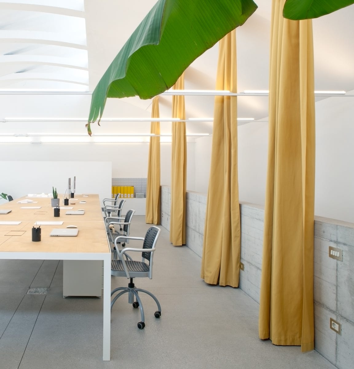 Foto interni della sede MIDE architetti, firmati da MD41, open-space luminoso su 2 piani che valorizza materiali autentici e design creativo e sostenibile.